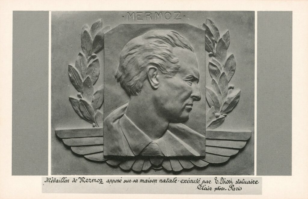 Jean Mermoz (1901-1936), héros de l’aviation française né à Aubenton (Aisne), est ici immortalisé par Ernest Charles Diosi dans un bas-relief. Le sculpteur dresse un portrait sobre de l’aviateur, soulignant ses traits et son regard, encadré de palmes de laurier, symbole de sa gloire. Carte postale ancienne en noir et blanc (collection personnelle de l'auteure).