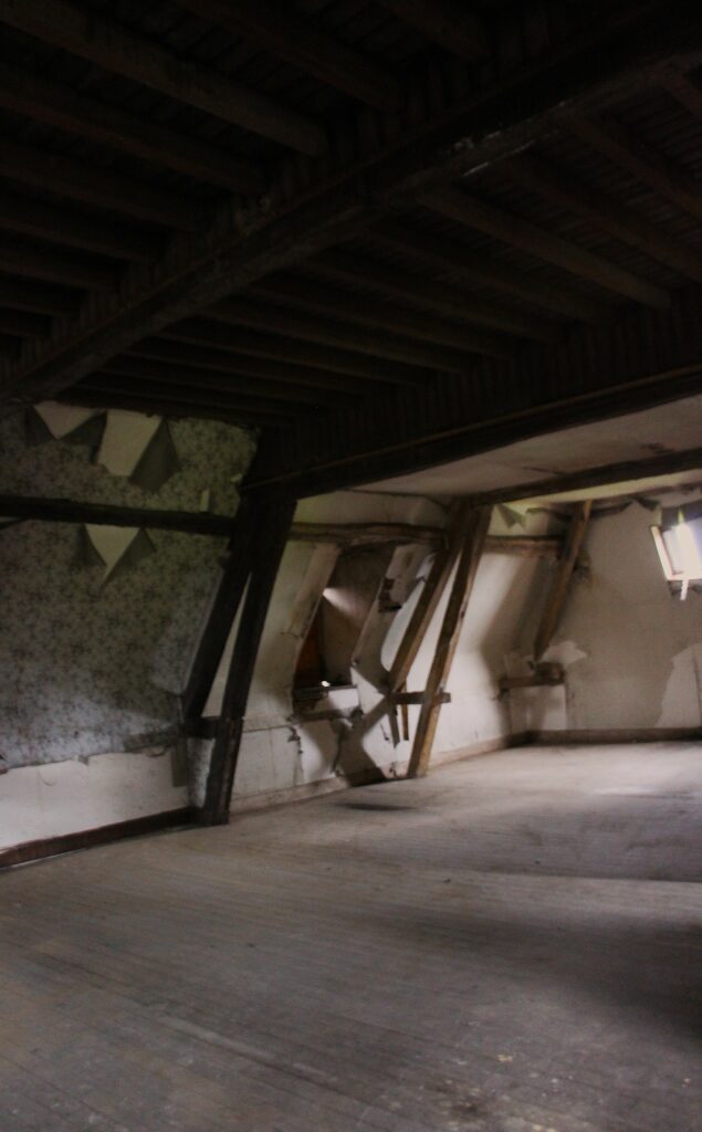 La charpente du château de Rocquigny (Ardennes), visible dans la grande salle du deuxième étage, est composée de poutres massives assemblées selon des techniques traditionnelles. Photographie en couleurs, prise de vue effectuée le vendredi 18 octobre 2024. Crédits photographiques : © 2020 laromagne.info par Marie-Noëlle ESTIEZ BONHOMME.