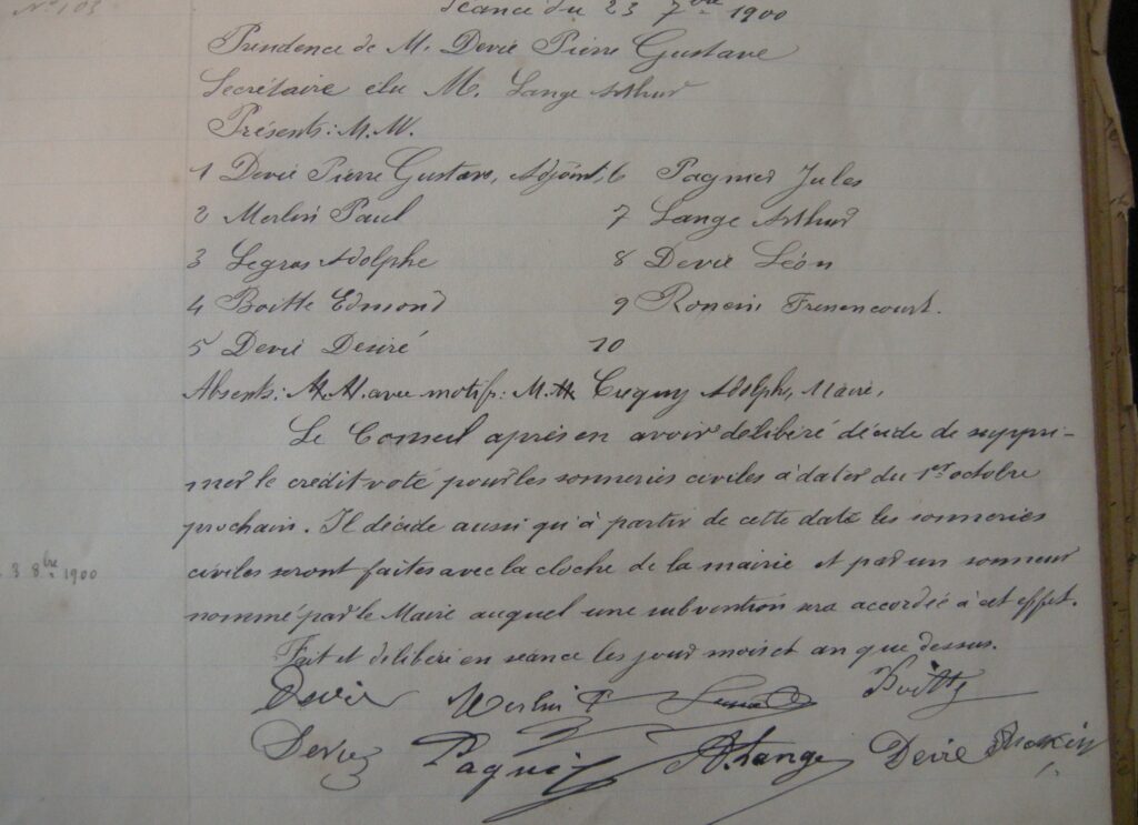 Signatures des conseillers municipaux de La Romagne (Ardennes) après la séance du 23 septembre 1900. Archives départementales des Ardennes, EDEPOT/ROMAGNE[LA]D 2 [série EDEPOT = archives communales déposées, sous-série EDEPOT/ROMAGNE[LA] = fonds concernant La Romagne ; série D = conseil municipal : registre des délibérations, sous-série D 2 = 5 octobre 1893-13 mai 1922.]