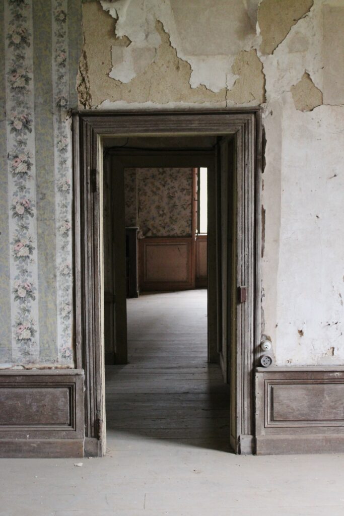 
Les chambres de part et d'autre du couloir central au premier étage du château de Rocquigny (Ardennes) sont équipées d’un système électrique innovant pour l'époque. Ce dernier comprend des interrupteurs, des prises et des fils dissimulés sous des baguettes, installées autour des portes. Cette technologie, avant-gardiste pour son temps, témoigne du souci de confort et de modernité. Photographie en couleurs, prise de vue effectuée le vendredi 18 octobre 2024. Crédits photographiques : Crédits photographiques : © 2020 laromagne.info par Marie-Noëlle ESTIEZ BONHOMME.