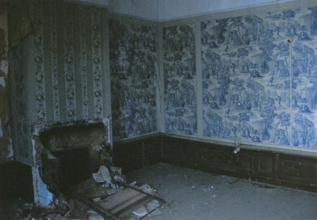 Dégâts causés par des vandales dans plusieurs chambres du premier étage, ainsi que dans la salle à manger et le petit salon du rez-de-chaussée du château de Rocquigny (Ardennes). Ces photographies en couleurs ont été prises après le rachat du bâtiment par la mairie en 2008 (collection privée, avec l'aimable autorisation de monsieur Michel Triquet, trésorier de l'association Racines de Mermoz).