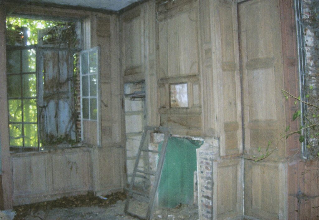 Dégâts causés par des vandales dans plusieurs chambres du premier étage, ainsi que dans la salle à manger et le petit salon du rez-de-chaussée du château de Rocquigny (Ardennes). Ces photographies en couleurs ont été prises après le rachat du bâtiment par la mairie en 2008 (collection privée, avec l'aimable autorisation de monsieur Michel Triquet, trésorier de l'association Racines de Mermoz).