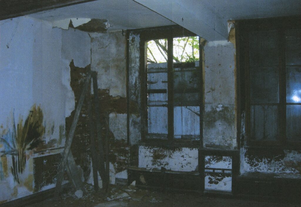 Dégâts causés par des vandales dans plusieurs chambres du premier étage, ainsi que dans la salle à manger et le petit salon du rez-de-chaussée du château de Rocquigny (Ardennes). Ces photographies en couleurs ont été prises après le rachat du bâtiment par la mairie en 2008 (collection privée, avec l'aimable autorisation de monsieur Michel Triquet, trésorier de l'association Racines de Mermoz).