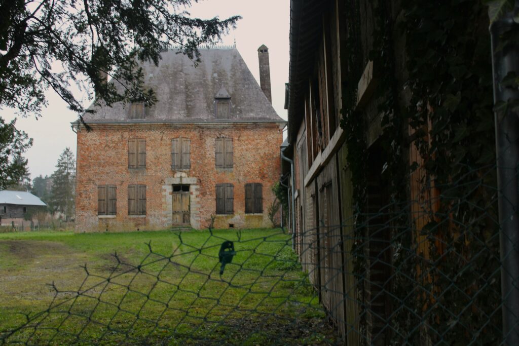 Visibles sur la façade est du château de Rocquigny (Ardennes), les tirants en fer, essentiels pour renforcer la solidité des murs, jalonnent la maçonnerie, tandis que les soupiraux et les aérations de la cave assurent la ventilation des sous-sols, protégeant l’édifice de l’humidité. Photographies en couleurs, prises de vue effectuées le jeudi 12 septembre et le jeudi 12 décembre 2024. Crédits photographiques : © 2020 laromagne.info par Marie-Noëlle ESTIEZ BONHOMME.