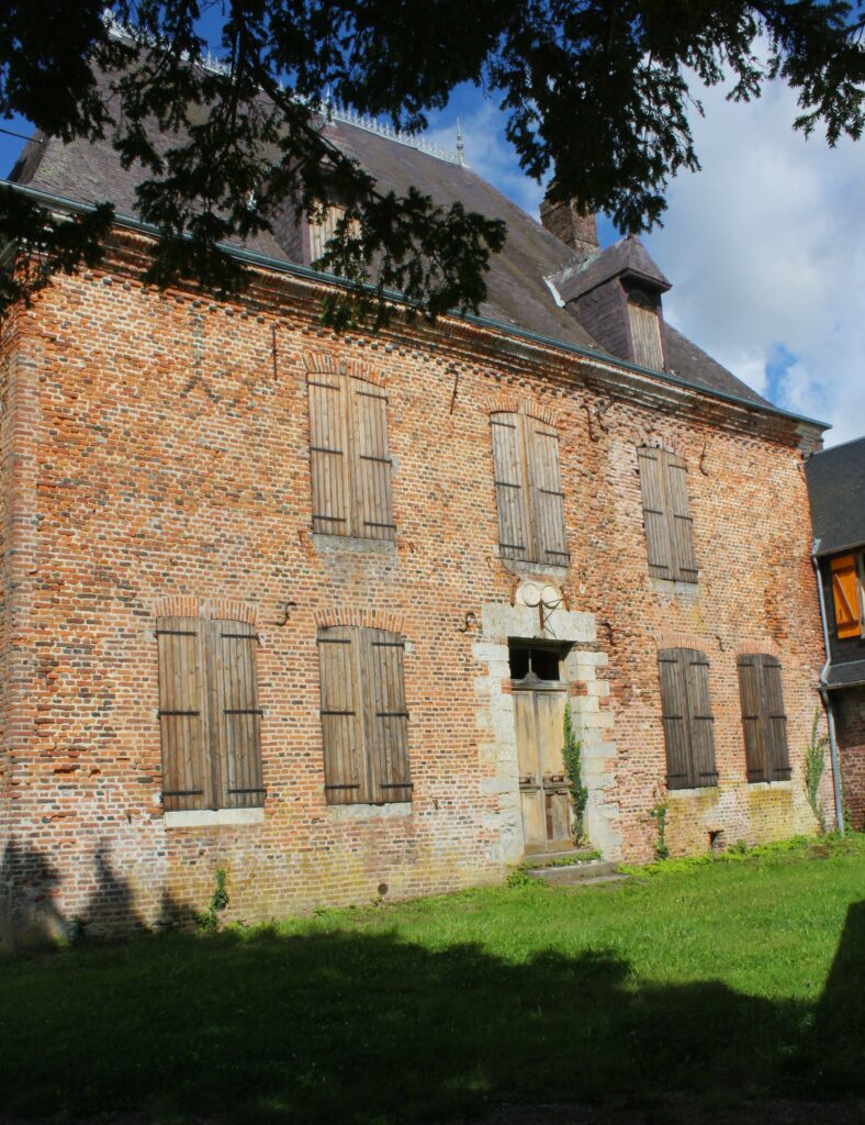 Visibles sur la façade est du château de Rocquigny (Ardennes), les tirants en fer, essentiels pour renforcer la solidité des murs, jalonnent la maçonnerie, tandis que les soupiraux et les aérations de la cave assurent la ventilation des sous-sols, protégeant l’édifice de l’humidité. Photographies en couleurs, prises de vue effectuées le jeudi 12 septembre et le jeudi 12 décembre 2024. Crédits photographiques : © 2020 laromagne.info par Marie-Noëlle ESTIEZ BONHOMME.