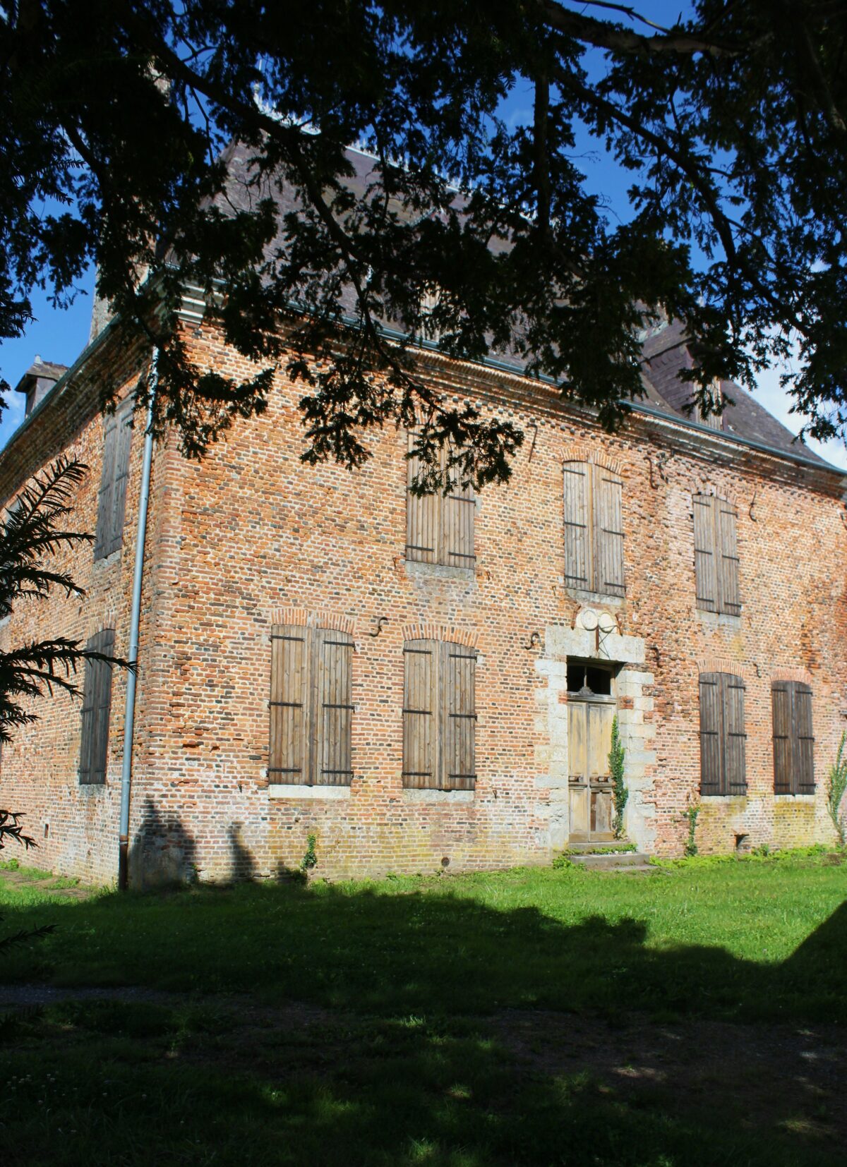 Façade est du château de Rocquigny (Ardennes). Photographie en couleurs, prise de vue effectuée le jeudi 12 septembre 2024. Crédits photographiques : © 2020 laromagne.info par Marie-Noëlle ESTIEZ BONHOMME.