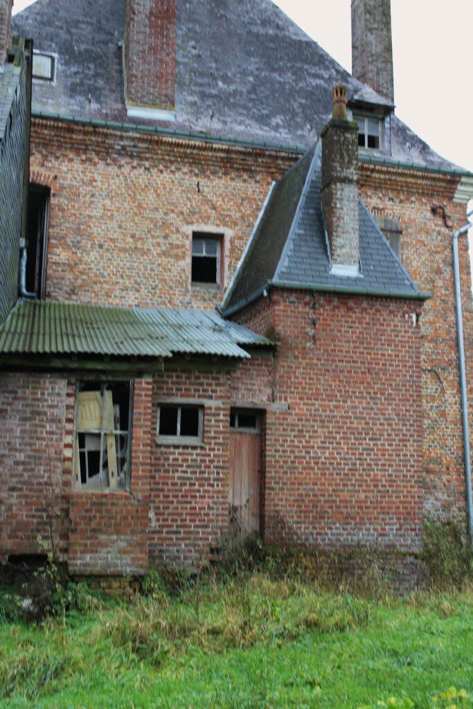 Le bois et les briques, matériaux locaux et durables, reflètent un équilibre entre les besoins pratiques et les matériaux du paysage environnant le château de Rocquigny (Ardennes). L'arrière-cuisine, souvent réservée à la préparation des repas et aux tâches domestiques, conserve des éléments caractéristiques de l'époque. Photographies en couleurs, prises de vue effectuées le mercredi 18 décembre 2024. Crédits photographiques : © 2020 laromagne.info par Marie-Noëlle ESTIEZ BONHOMME.