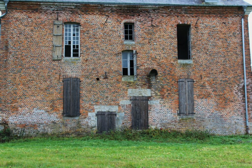 Le mur de la façade ouest du château de Rocquigny (Ardennes) porte des traces visibles qui suggèrent qu'il supportait autrefois une cloche. Photographies en couleurs, prises de vue effectuées le mercredi 18 décembre 2024. Crédits photographiques : © 2020 laromagne.info par Marie-Noëlle ESTIEZ BONHOMME.