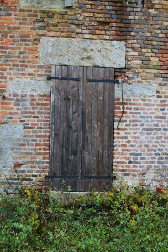 Le mur de la façade ouest du château de Rocquigny (Ardennes) porte des traces visibles qui suggèrent qu'il supportait autrefois une cloche. Photographies en couleurs, prises de vue effectuées le mercredi 18 décembre 2024. Crédits photographiques : © 2020 laromagne.info par Marie-Noëlle ESTIEZ BONHOMME.