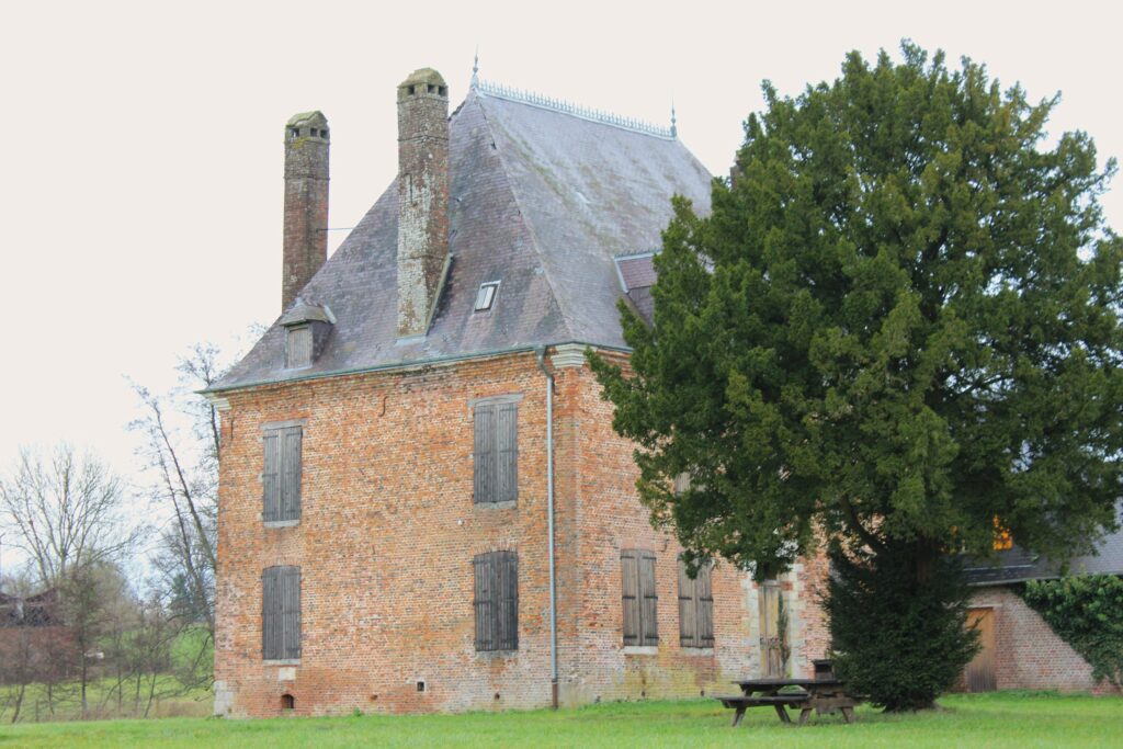 Les façades sud du château de Rocquigny (Ardennes) et des communs révèlent un contraste entre le domaine principal et les bâtiments annexes. Autrefois, ces derniers abritaient des écuries, remplacées par un préau. Photographies en couleurs, prises de vue effectuées le jeudi 12 septembre et le mercredi 18 décembre 2024. Crédits photographiques : © 2020 laromagne.info par Marie-Noëlle ESTIEZ BONHOMME.