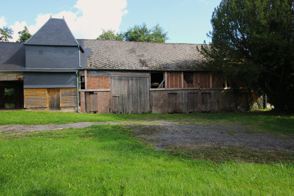 Les façades sud du château de Rocquigny (Ardennes) et des communs révèlent un contraste entre le domaine principal et les bâtiments annexes. Autrefois, ces derniers abritaient des écuries, remplacées par un préau. Photographies en couleurs, prises de vue effectuées le jeudi 12 septembre et le mercredi 18 décembre 2024. Crédits photographiques : © 2020 laromagne.info par Marie-Noëlle ESTIEZ BONHOMME.