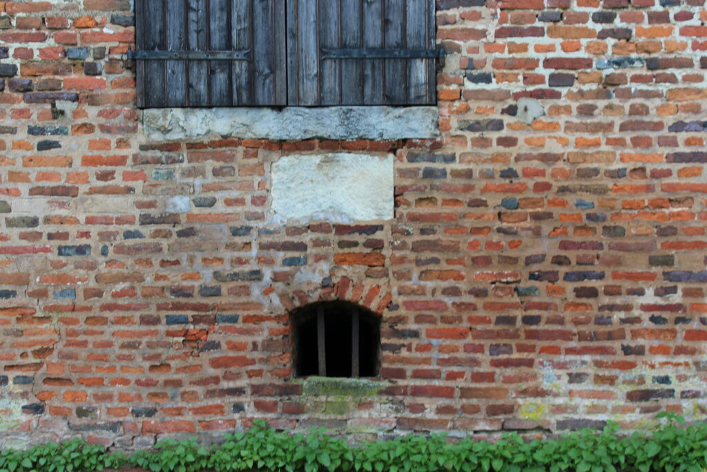 Les façades sud du château de Rocquigny (Ardennes) et des communs révèlent un contraste entre le domaine principal et les bâtiments annexes. Autrefois, ces derniers abritaient des écuries, remplacées par un préau. Photographies en couleurs, prises de vue effectuées le jeudi 12 septembre et le mercredi 18 décembre 2024. Crédits photographiques : © 2020 laromagne.info par Marie-Noëlle ESTIEZ BONHOMME.