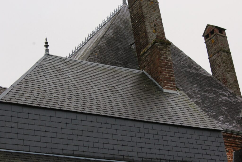 Une partie du toit en ardoises du château de Rocquigny (Ardennes) a fait l’objet d’une réfection par la commune, afin de préserver l’intégrité du bâtiment et de garantir sa durabilité face aux intempéries. Photographies en couleurs, prises de vue effectuées le mercredi 18 décembre 2024. Crédits photographiques : © 2020 laromagne.info par Marie-Noëlle ESTIEZ BONHOMME.