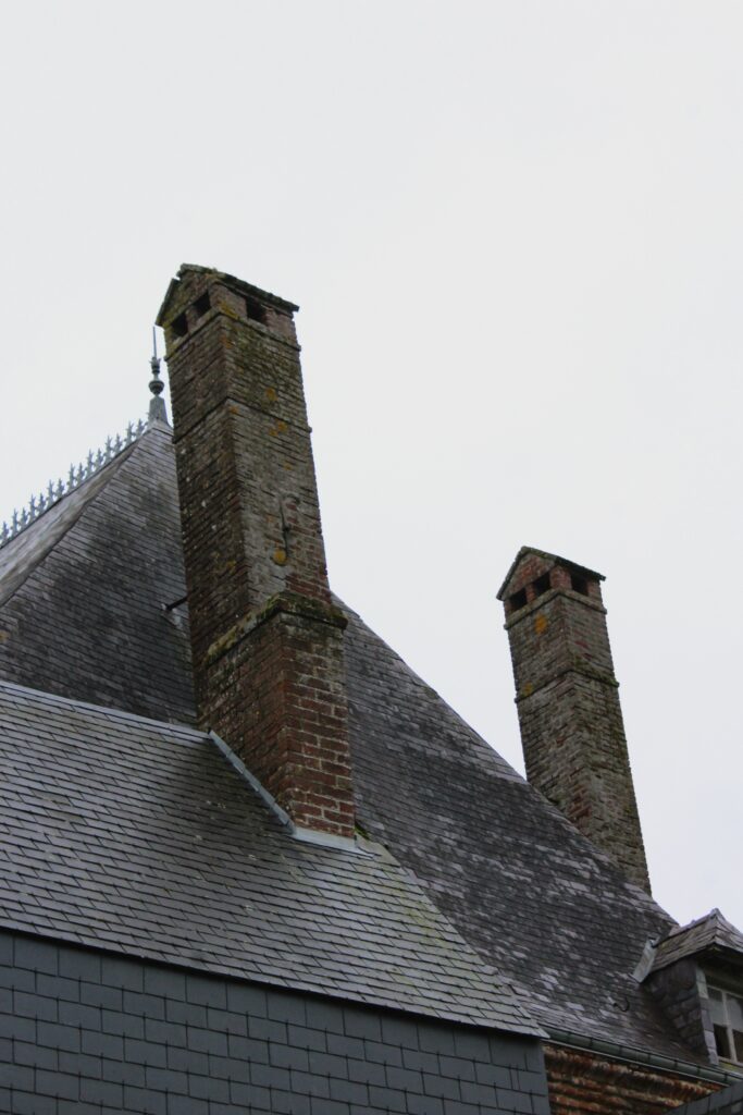 Une partie du toit en ardoises du château de Rocquigny (Ardennes) a fait l’objet d’une réfection par la commune, afin de préserver l’intégrité du bâtiment et de garantir sa durabilité face aux intempéries. Photographies en couleurs, prises de vue effectuées le mercredi 18 décembre 2024. Crédits photographiques : © 2020 laromagne.info par Marie-Noëlle ESTIEZ BONHOMME.