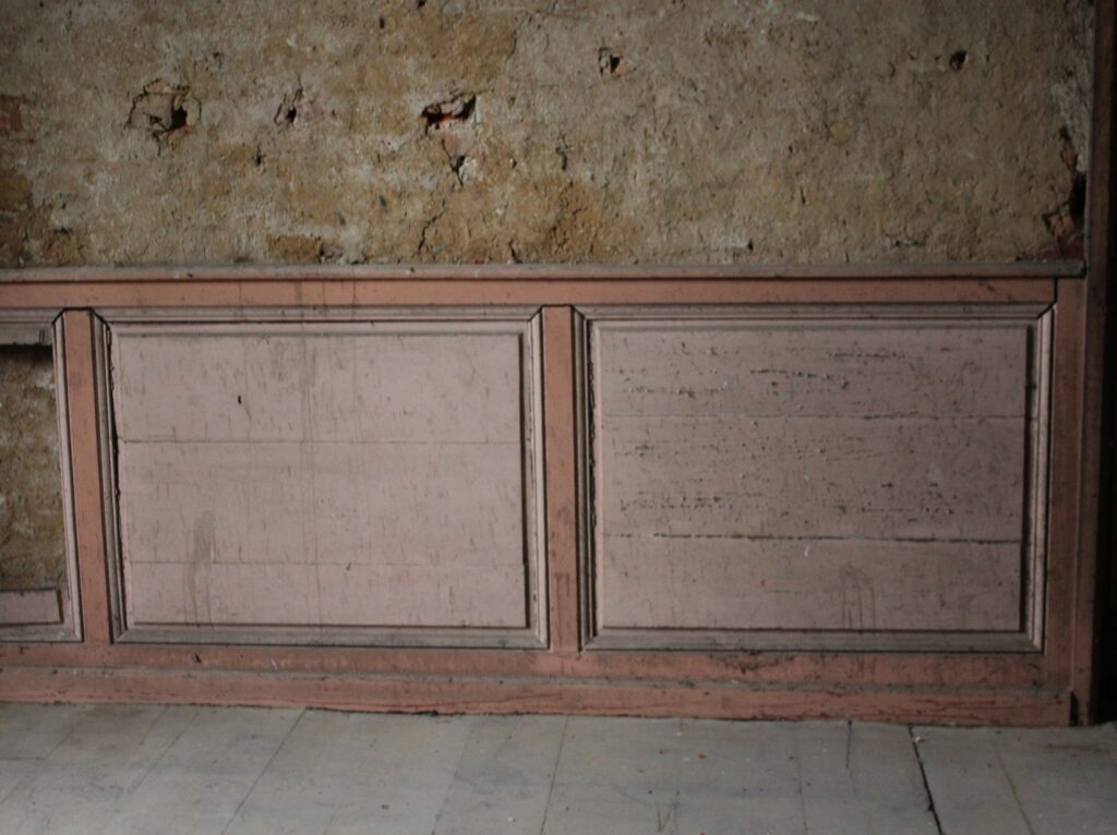 Les murs d’une chambre du premier étage du château de Rocquigny (Ardennes) sont recouverts de lambris, contribuant à l’isolation thermique et à la protection des murs. Photographie en couleurs, prise de vue effectuée le vendredi 18 octobre 2024. Crédits photographiques : © 2020 laromagne.info par Marie-Noëlle ESTIEZ BONHOMME.