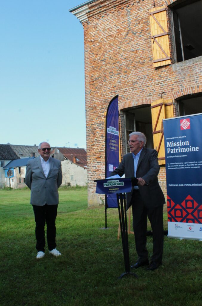 Monsieur Philippe Pampagnin, premier adjoint, représente le maire de la commune, monsieur Serge Labie, empêché. Il est aux côtés de monsieur François Grenier, directeur régional de la Française des Jeux, monsieur Pierre Posseme, délégué régional de la Fondation du Patrimoine, et monsieur Michel Caquot, descendant de monsieur Albert Caquot, ingénieur. Leur présence marque une étape importante dans le soutien à la restauration du château de Rocquigny (Ardennes). Photographies en couleurs, prises de vue effectuées le samedi 21 septembre 2024. Crédits photographiques : © 2020 laromagne.info par Marie-Noëlle ESTIEZ BONHOMME.