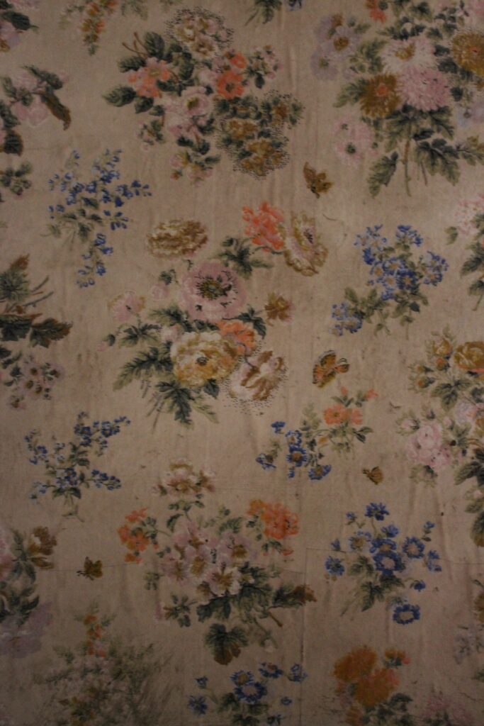 Les pièces du château de Rocquigny (Ardennes) sont ornées de papiers peints, dont l’un rappelle une toile de Jouy avec ses motifs bleus. Ces décors muraux sont témoins du goût et du style des anciens occupants. Photographies en couleurs, prises de vue effectuées le vendredi 18 octobre 2024. Crédits photographiques : © 2020 laromagne.info par Marie-Noëlle ESTIEZ BONHOMME.