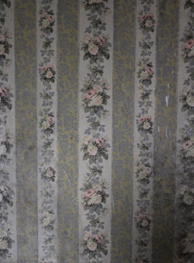 Les pièces du château de Rocquigny (Ardennes) sont ornées de papiers peints, dont l’un rappelle une toile de Jouy avec ses motifs bleus. Ces décors muraux sont témoins du goût et du style des anciens occupants. Photographies en couleurs, prises de vue effectuées le vendredi 18 octobre 2024. Crédits photographiques : © 2020 laromagne.info par Marie-Noëlle ESTIEZ BONHOMME.