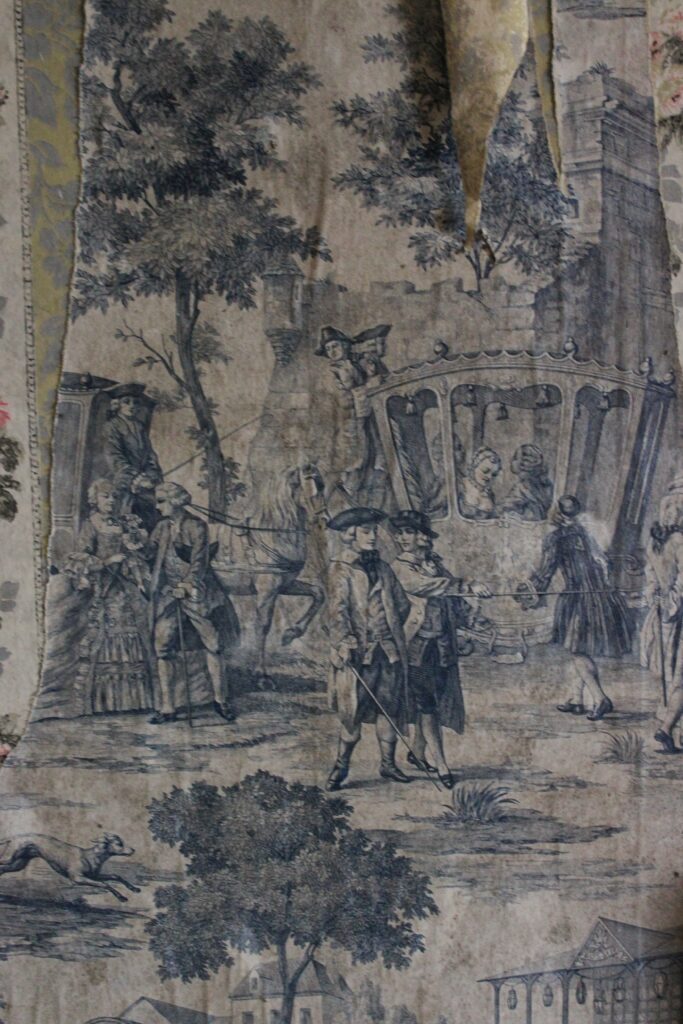 Les pièces du château de Rocquigny (Ardennes) sont ornées de papiers peints, dont l’un rappelle une toile de Jouy avec ses motifs bleus. Ces décors muraux sont témoins du goût et du style des anciens occupants. Photographies en couleurs, prises de vue effectuées le vendredi 18 octobre 2024. Crédits photographiques : © 2020 laromagne.info par Marie-Noëlle ESTIEZ BONHOMME.