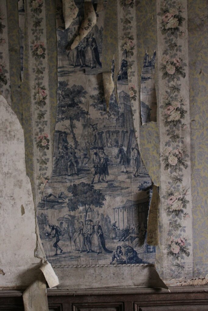 Les pièces du château de Rocquigny (Ardennes) sont ornées de papiers peints, dont l’un rappelle une toile de Jouy avec ses motifs bleus. Ces décors muraux sont témoins du goût et du style des anciens occupants. Photographies en couleurs, prises de vue effectuées le vendredi 18 octobre 2024. Crédits photographiques : © 2020 laromagne.info par Marie-Noëlle ESTIEZ BONHOMME.