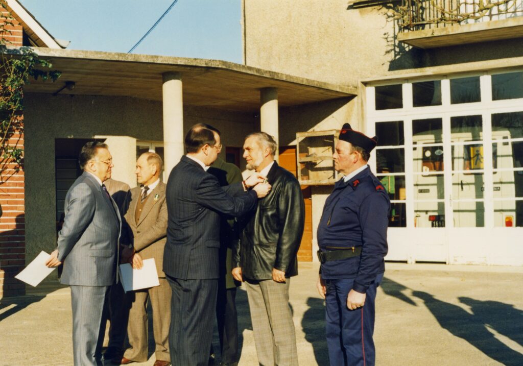 Remise de médailles et d'un diplôme aux récipiendaires (messieurs Pierre Fleury et Robert Macquin) à l'école de La Romagne (Ardennes). Photographies anciennes en couleurs, collection privée, avec l’aimable autorisation de monsieur Pierre Fleury.