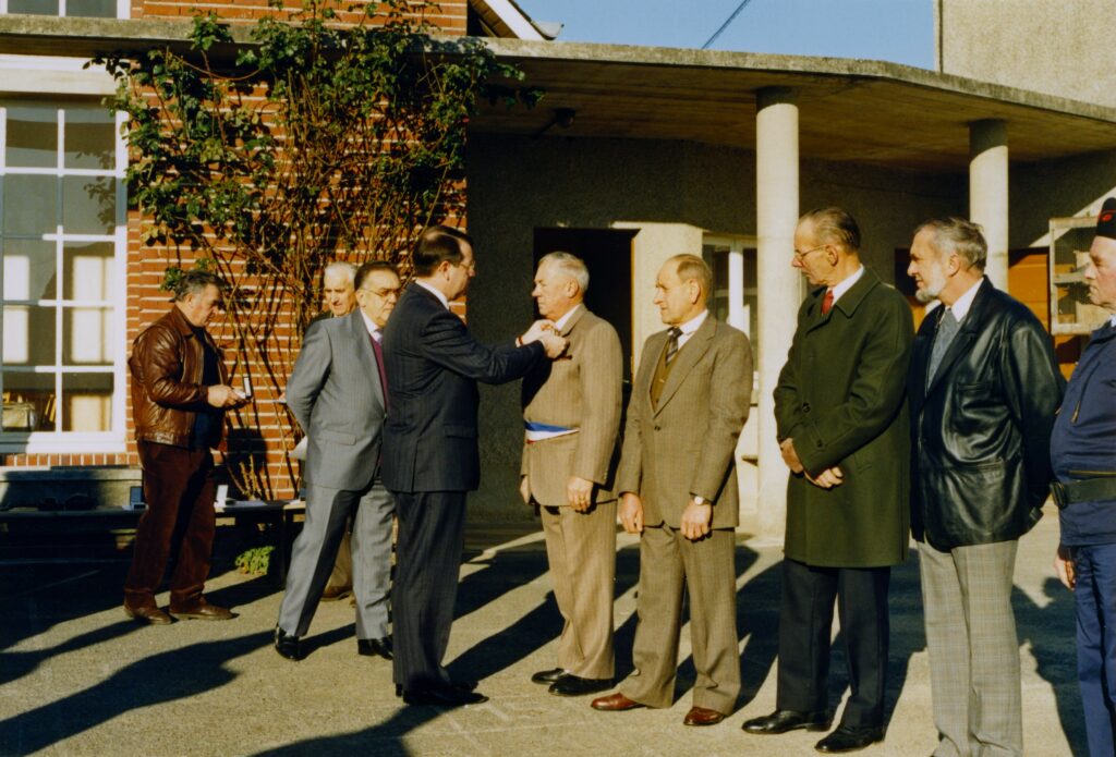 Remise de médailles et d'un diplôme aux récipiendaires (messieurs Pierre Fleury et Robert Macquin) à l'école de La Romagne (Ardennes). Photographies anciennes en couleurs, collection privée, avec l’aimable autorisation de monsieur Pierre Fleury.