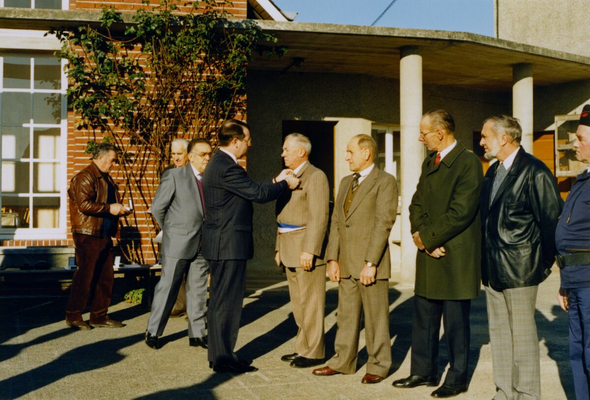 Remise d’une médaille à monsieur Robert Macquin, maire de La Romagne (Ardennes). Photographie ancienne en couleurs, collection privée, avec l’aimable autorisation de monsieur Pierre Fleury.