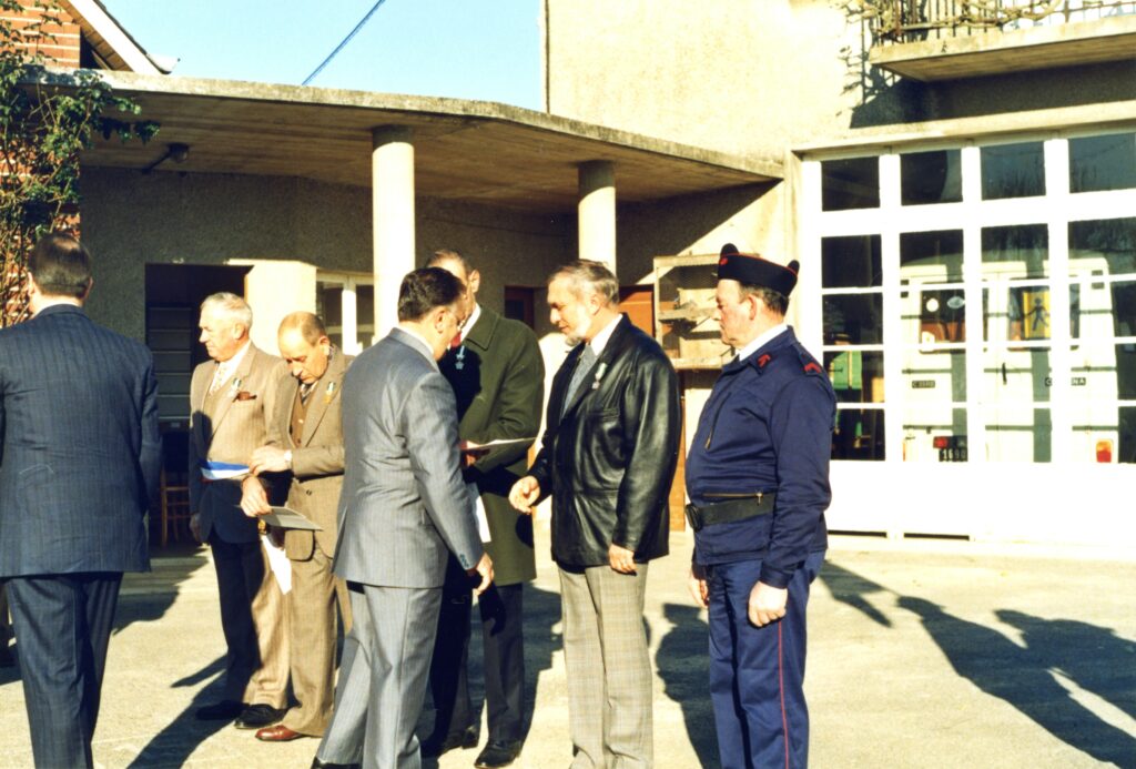 Remise de médailles et d'un diplôme aux récipiendaires (messieurs Pierre Fleury et Robert Macquin) à l'école de La Romagne (Ardennes). Photographies anciennes en couleurs, collection privée, avec l’aimable autorisation de monsieur Pierre Fleury.