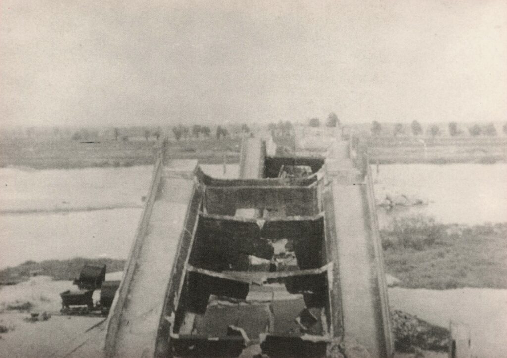 „Gesprengte Oderbrücke. Am 6. 2. 1945 sprengte der Baupionier Justus Jürgensen mit einer Handgranate die Oderbrücke, nachdem die Zündleitung versagte. Er ließ dabei sein Leben.“
Reproduction moderne d'une carte postale ancienne issue du lot Historische Brückeansichten von Fürstenberg/Oder (Vues historiques du pont de Fürstenberg/Oder). Collection personnelle de l'auteure.