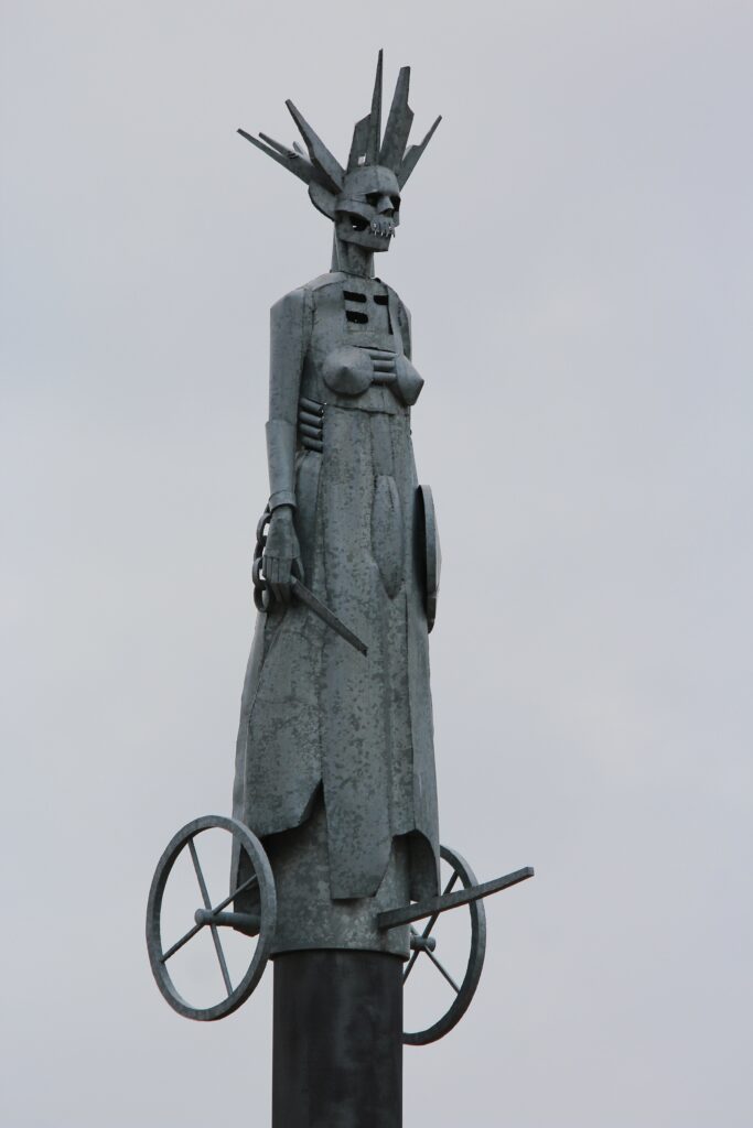 La sculpture « Germania Barbarica » d'Eckhard Herrmann se trouve en plein air, pour éveiller les consciences des passants. Photographie en couleurs, prise de vue effectuée à Eisenhüttenstadt (Allemagne) le mercredi 30 octobre 2024. Crédits photographiques : © 2020 laromagne.info par Marie-Noëlle ESTIEZ BONHOMME.
