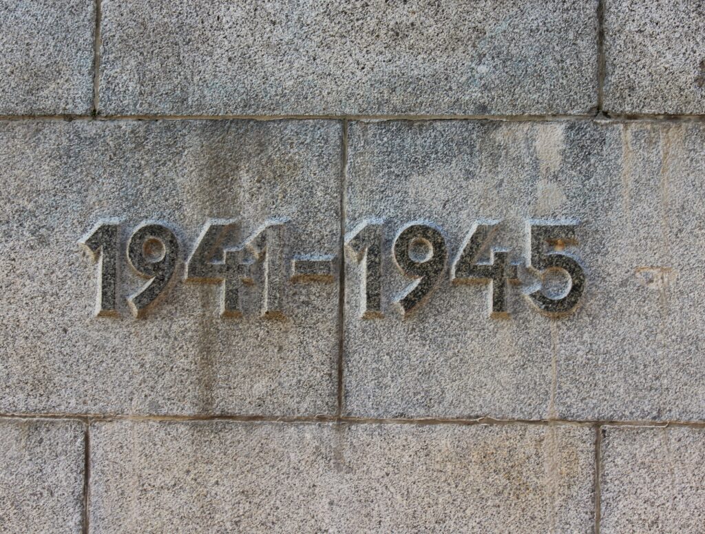La Guerre sacrée, en Russie de 1941 à 1945, fait référence à l'appel patriotique lancé par le gouvernement soviétique pour mobiliser la population contre l'invasion nazie pendant la Seconde Guerre mondiale. Photographie en couleurs, prise de vue effectuée le samedi 26 octobre 2024. Crédits photographiques : © 2020 laromagne.info par Marie-Noëlle ESTIEZ BONHOMME.