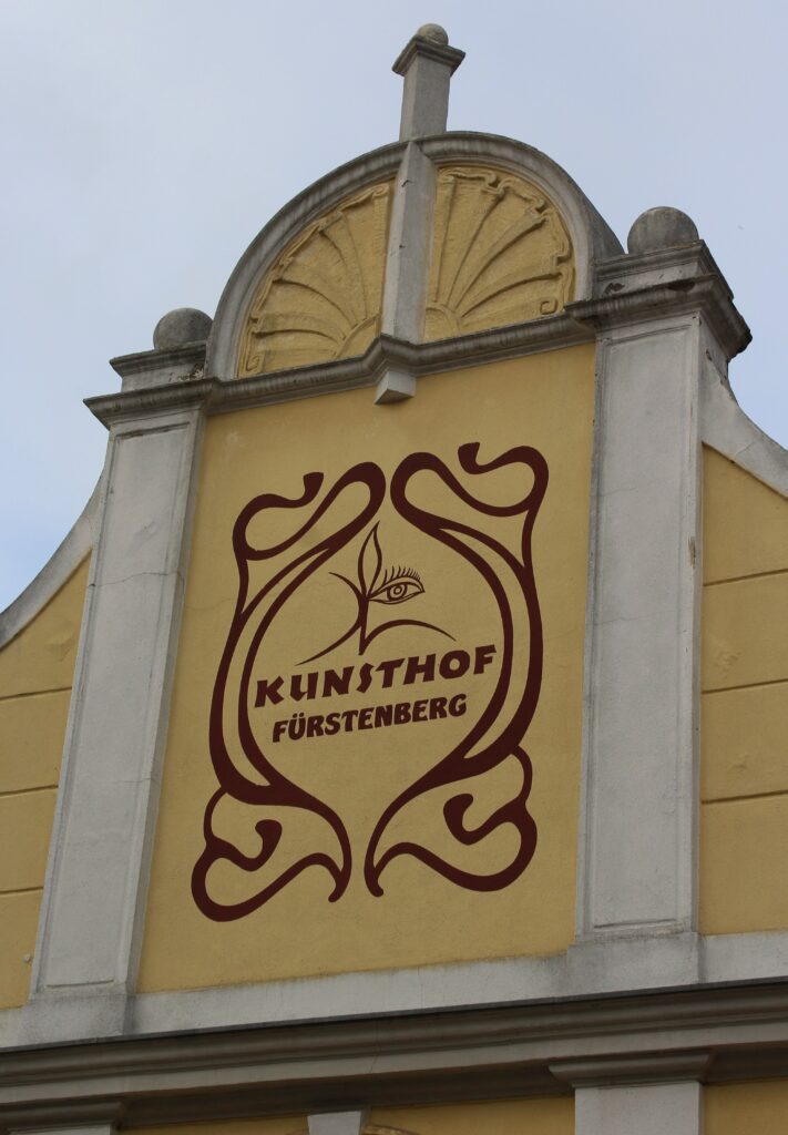Galerie d'art à Eisenhüttenstadt (Allemagne), dans le quartier de Fürstenberg (Oder). Photographie en couleurs, prise de vue effectuée le mardi 29 octobre 2024. Crédits photographiques : © 2020 laromagne.info par Marie-Noëlle ESTIEZ BONHOMME.