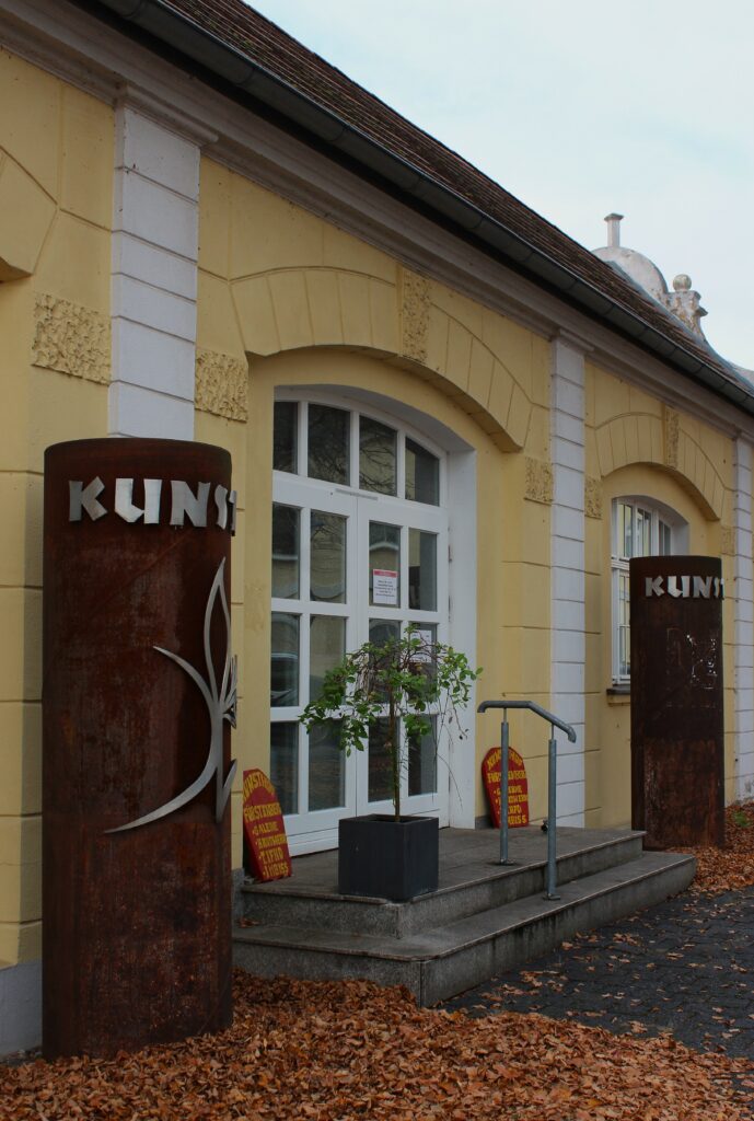 Galerie d'art à Eisenhüttenstadt, dans le quartier de Fürstenberg (Oder). Photographie en couleurs, prise de vue effectuée le mardi 29 octobre 2024. Crédits photographiques : © 2020 laromagne.info par Marie-Noëlle ESTIEZ BONHOMME.