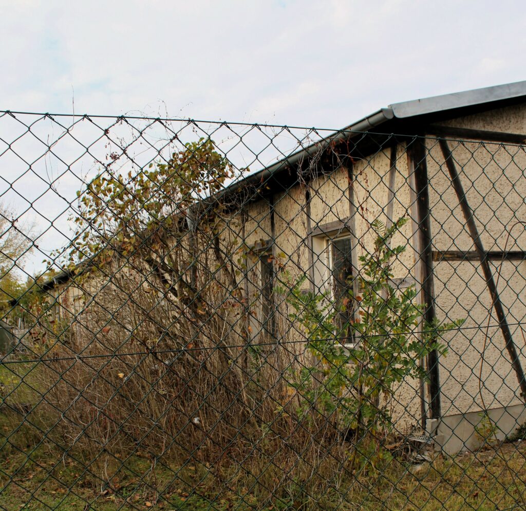 Etat actuel des baraques des gardes du Stalag III-B à Eisenhüttenstadt (Allemagne), dans le quartier de Fürstenberg (Oder). Photographies en couleurs, prises de vue effectuées le dimanche 27 octobre 2024. Crédits photographiques : © 2020 laromagne.info par Marie-Noëlle ESTIEZ BONHOMME.