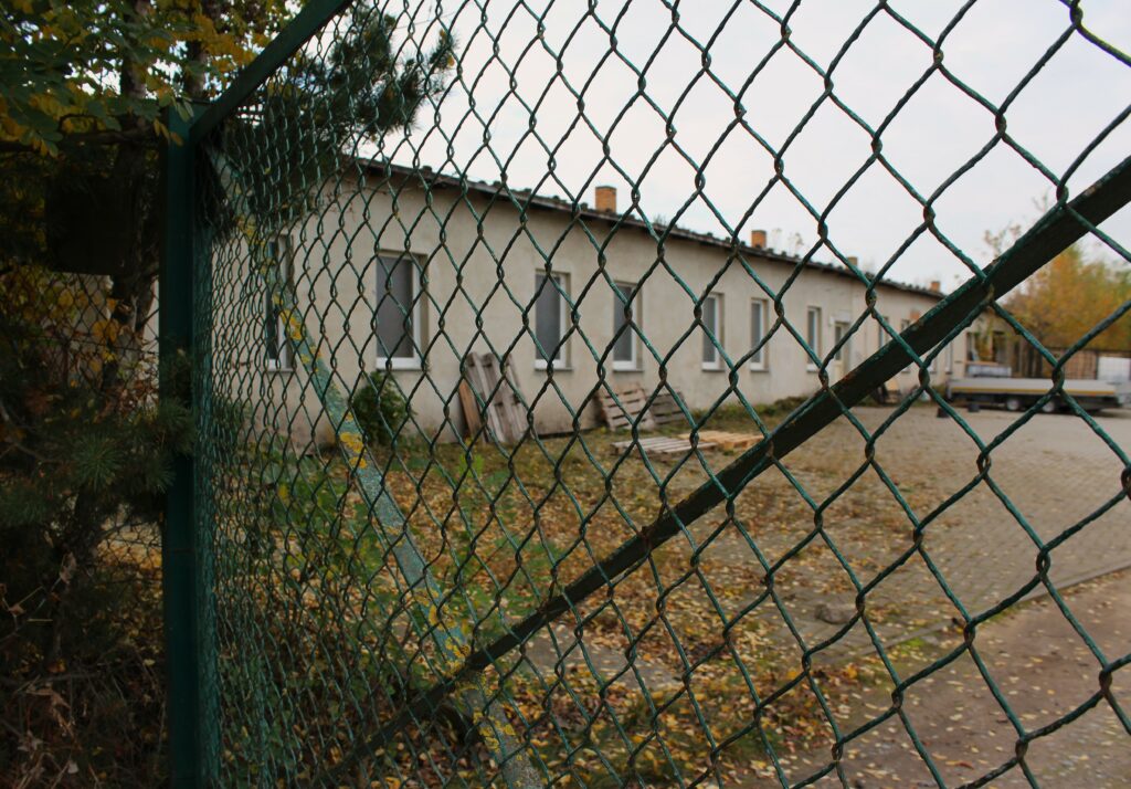Etat actuel des baraques des gardes du Stalag III-B à Eisenhüttenstadt (Allemagne), dans le quartier de Fürstenberg (Oder). Photographies en couleurs, prises de vue effectuées le dimanche 27 octobre 2024. Crédits photographiques : © 2020 laromagne.info par Marie-Noëlle ESTIEZ BONHOMME.