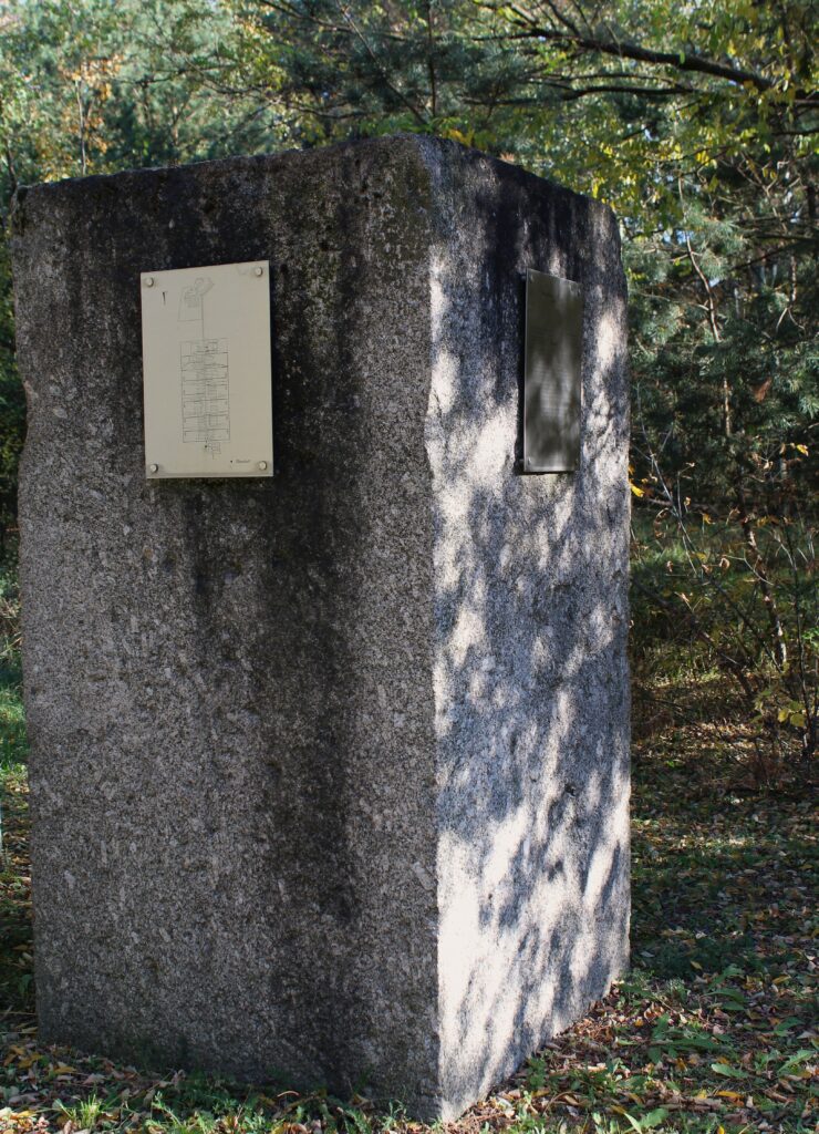 „Hier befand sich während des Zweiten Weltkriegs das sogenannte Mannschafts- Stammlager Stalag III B. Das Lager diente der Deutschen Wehrmacht während ihrer Angriffskriege zur Aufnahme gefangener gegnerischer Soldaten und zu ihrer Weiterführung in die regionale Kriegswirtschaft. Über das Gebiet des Deutschen Reichs waren etwa siebzig Lager gleicher Funktion und Größenordnung verteilt.
Das Stalag III B war zur Unterbringung von maximal 10 000 Kriegsgefangenen ausgelegt. Dazu wurden vierzig Baracken entlang einer zentralen Erschließungsstraße errichtet. Während des Krieges, durchliefen etwa 100 000 Gefangene das Stalag III B. Sie stammten aus Polen, Frankreich, Belgien, den Niederlanden, Jugoslawien, der Sowjetunion, den USA und aus Italien. Die Gefangenen wurden, je nach ihrer nationalen Herkunft, sehr unterschiedlich behandelt. Gegenüber den Soldaten der westlichen Alliierten beachtete man weitgehend die Grundsätze des Völkerrechts. Die italienischen Gefangenen dagegen wurden, da ihr Land das Bündnis mit Deutschland verlassen hatte, als „Verräter“ bezeichnet und schlechter gestellt.
Absolut menschenverachtend war die Behandlung der sowjetischen Gefangenen. Gemäß der rassistischen NS-Ideo!ogie, die sie zu „Untermenschen“ erklärte, verweigerten die Deutschen ihnen eine lebenserhaltende Ernährung, Hygiene und Medizinische Versorgung.
Mehr als 4000 sowjetische Gefangene verhungerten, deshalb im Stalag III B oder starben an Seuchen. Weitere Rotarmisten, insbesondere solchen jüdischen Glaubens, wurden zur sofortigen Ermordung an Konzentrationslager überstellt.
Das Gebeine der sowjetischen Gefangenen wurden zunächst in Massengräbern verscharrt. Bei Errichtung des Eisenhüttenwerks 1951 umgebettet, ruhen sie heute auf dem Platz des Gedenkens in Eisenhüttenstadt. 80 weiterer Opfer verschiedener Nationalität wurden auf dem Friedhof der evangelischen Kirchengemeine im Ortsteil Fürstenberg, Kastanienstraße 15 b, beigesetz.“
Photographie en couleurs, prise de vue effectuée le vendredi 25 octobre 2024. Crédits photographiques : © 2020 laromagne.info par Marie-Noëlle ESTIEZ BONHOMME.