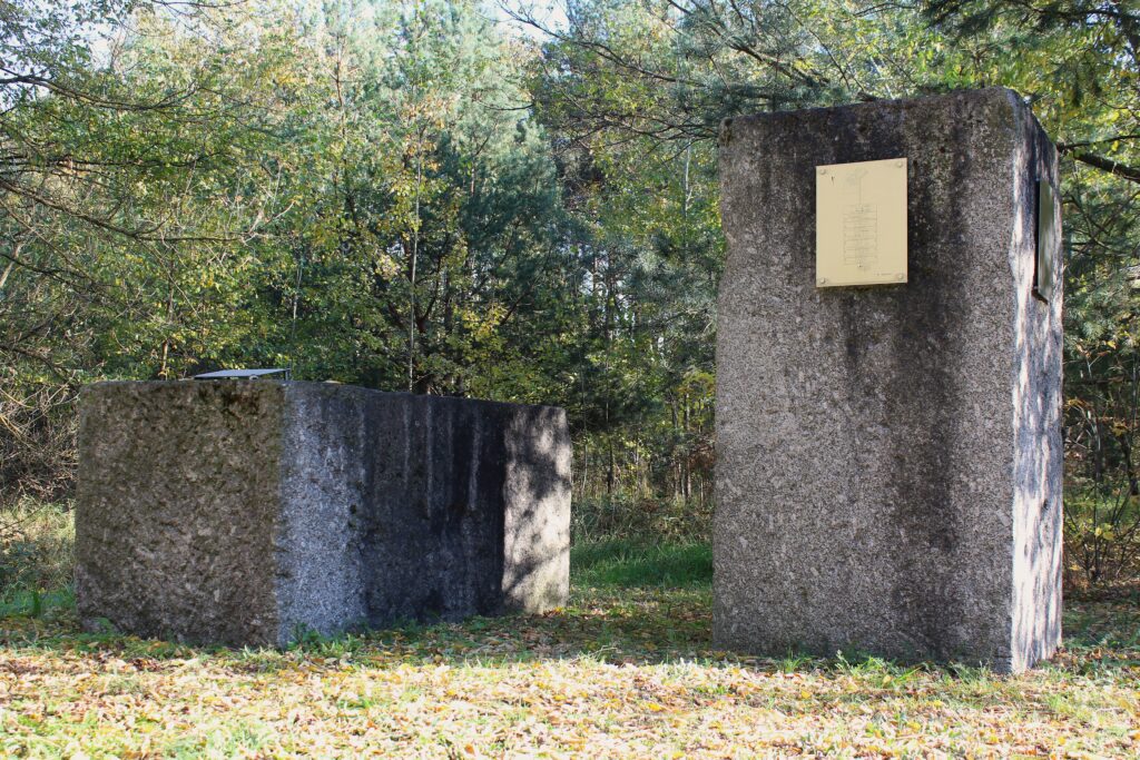 Blocs érigés en souvenir du Stalag III-B à Eisenhüttenstadt (Allemagne), dans le quartier de Fürstenberg (Oder). Photographie en couleurs, prise de vue effectuée le vendredi 25 octobre 2024. Crédits photographiques : © 2020 laromagne.info par Marie-Noëlle ESTIEZ BONHOMME.