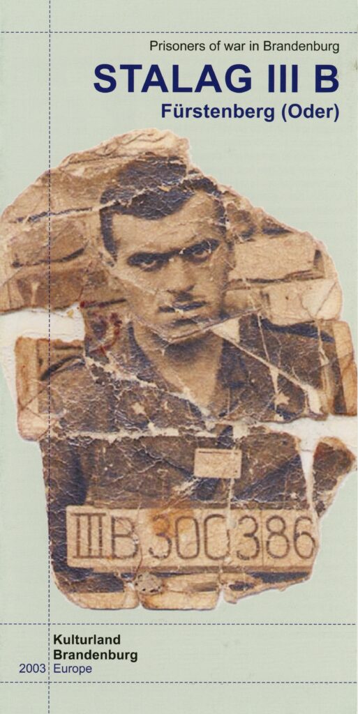 Dépliant en anglais sur le Stalag III-B au musée municipal d'Eisenhüttenstadt (Allemagne), dans le quartier de Fürstenberg (Oder). Avec l'aimable autorisation du Städtisches Museum & Galerie, Löwenstraße 4, 15890 Eisenhüttenstadt. Photographie en couleurs, prise de vue effectuée le mercredi 30 octobre 2024. Crédits photographiques : © 2020 laromagne.info par Marie-Noëlle ESTIEZ BONHOMME.
