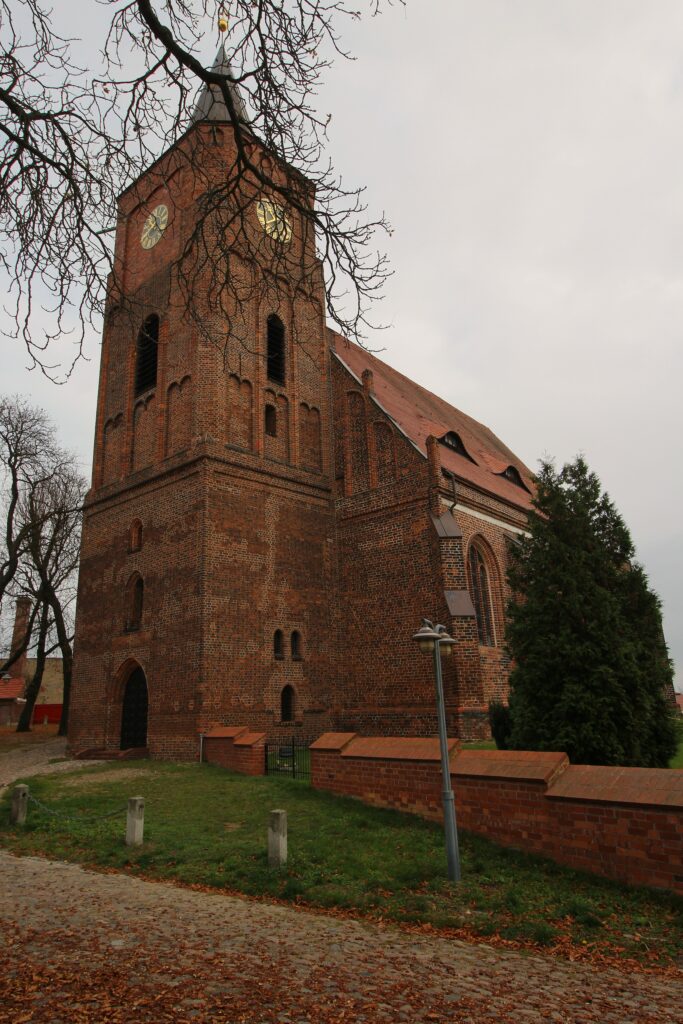 Eglise Saint-Nicolas à Eisenhüttenstadt (Allemagne), dans le quartier de Fürstenberg (Oder). Photographie en couleurs, prise de vue effectuée le mardi 29 octobre 2024. Crédits photographiques : © 2020 laromagne.info par Marie-Noëlle ESTIEZ BONHOMME.