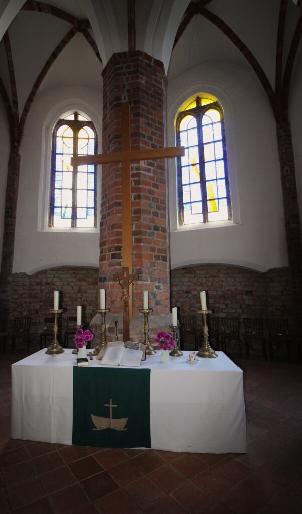 Eglise Saint-Nicolas à Eisenhüttenstadt (Allemagne), dans le quartier de Fürstenberg (Oder). Photographie en couleurs, prise de vue effectuée le mardi 29 octobre 2024. Crédits photographiques : © 2020 laromagne.info par Marie-Noëlle ESTIEZ BONHOMME.