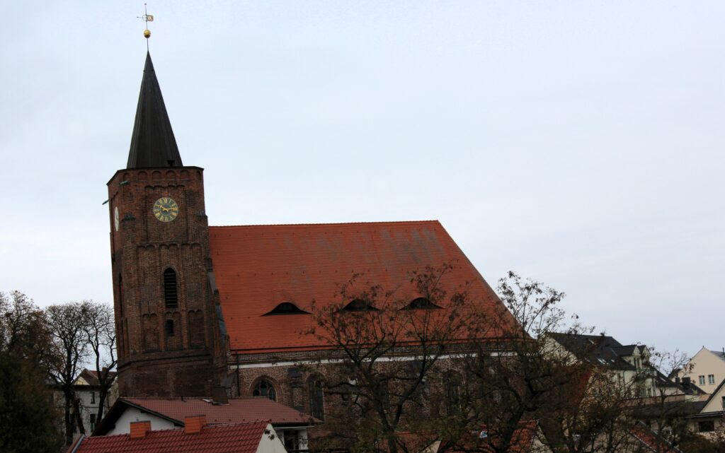 Eglise Saint-Nicolas à Eisenhüttenstadt (Allemagne), dans le quartier de Fürstenberg (Oder). Photographie en couleurs, prise de vue effectuée le mardi 29 octobre 2024. Crédits photographiques : © 2020 laromagne.info par Marie-Noëlle ESTIEZ BONHOMME.