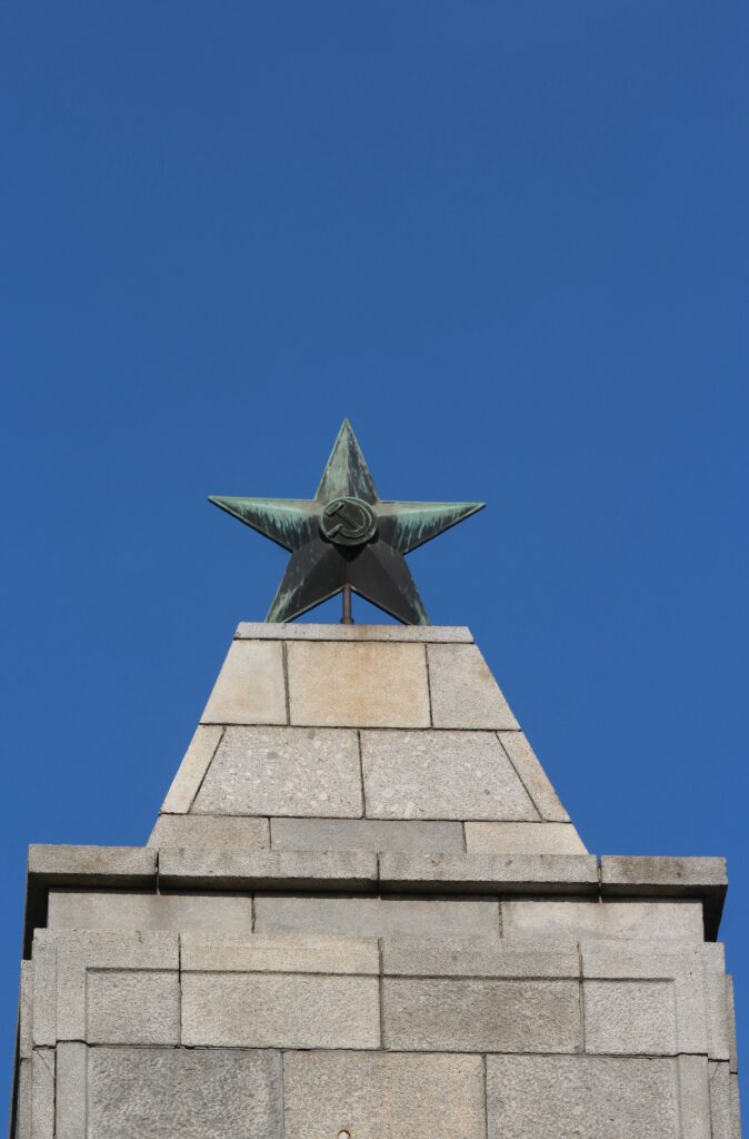 „Ewiger Ruhm den Helden die im Kampf für die Freiheit und Unabhängigkeit unserer Heimat gefallen sind.“
Photographie en couleurs, prise de vue effectuée à Eisenhüttenstadt (Allemagne) le samedi 26 octobre 2024. Crédits photographiques : © 2020 laromagne.info par Marie-Noëlle ESTIEZ BONHOMME.
