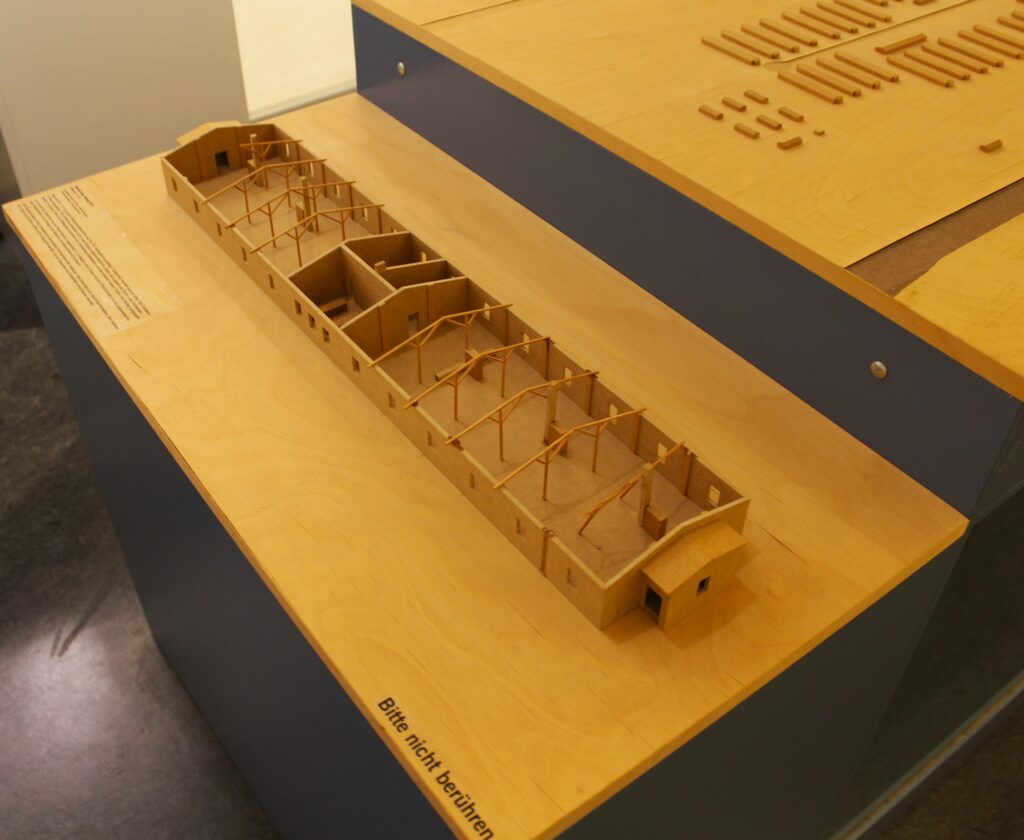 Maquette d'un baraquement du Stalag III-B au musée municipal d'Eisenhüttenstadt (Allemagne), dans le quartier de Fürstenberg (Oder). Avec l'aimable autorisation du Städtisches Museum & Galerie, Löwenstraße 4, 15890 Eisenhüttenstadt. Photographie en couleurs, prise de vue effectuée le mercredi 30 octobre 2024. Crédits photographiques : © 2020 laromagne.info par Marie-Noëlle ESTIEZ BONHOMME.