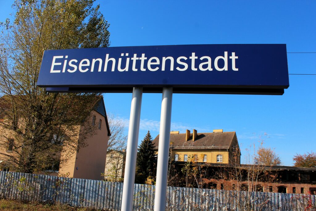 Panneau de la gare d'Eisenhüttenstadt (Allemagne). Photographie en couleurs, prise de vue effectuée le vendredi 25 octobre 2024. Crédits photographiques : © 2020 laromagne.info par Marie-Noëlle ESTIEZ BONHOMME.