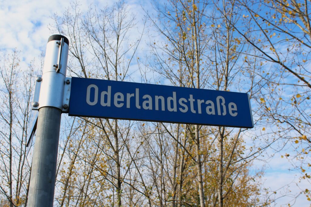 Quelques vestiges du Stalag III-B se voient le long de l'Oderstraße à Eisenhüttenstadt (Allemagne), dans le quartier de Fürstenberg (Oder). Photographie en couleurs, prise de vue effectuée le dimanche 27 octobre 2024. Crédits photographiques : © 2020 laromagne.info par Marie-Noëlle ESTIEZ BONHOMME.