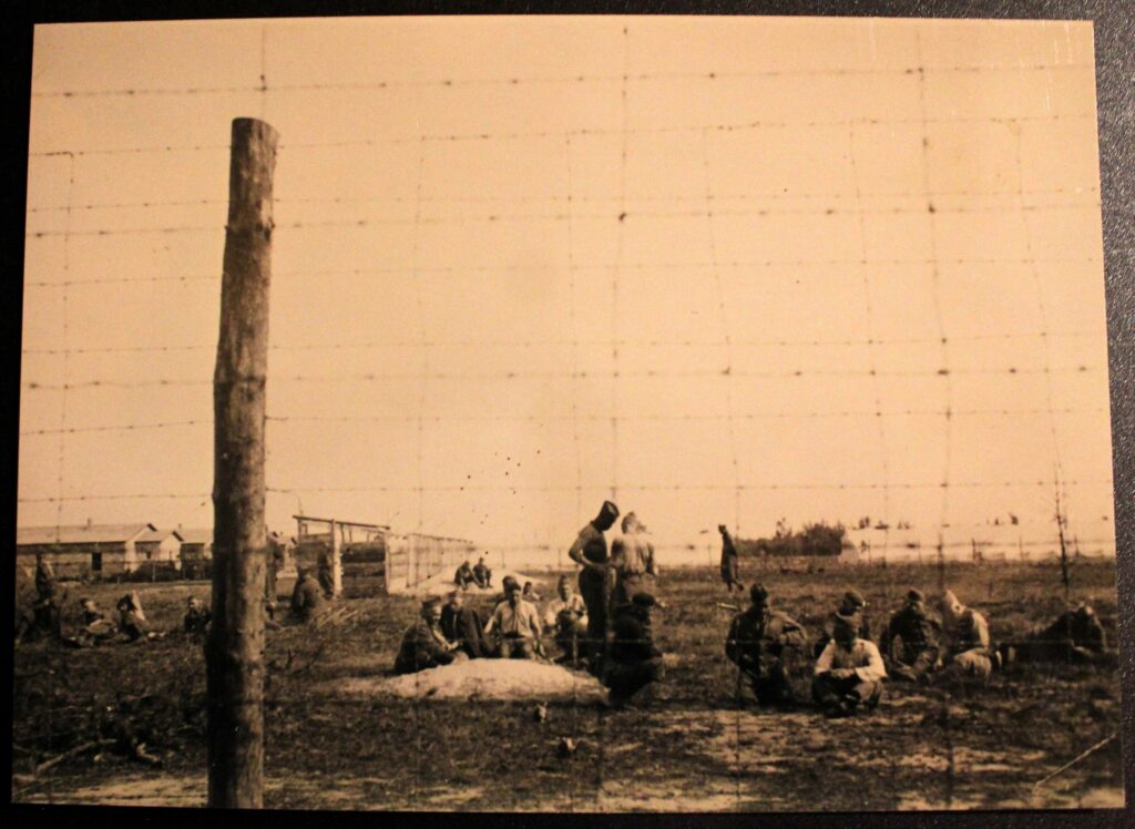 Groupe de prisonniers au Stalag III-B Fürstenberg (Oder). Photographie ancienne en noir et blanc, virage sépia, tirage argentique (collection privée, avec l'aimable autorisation de monsieur Erich Opitz).