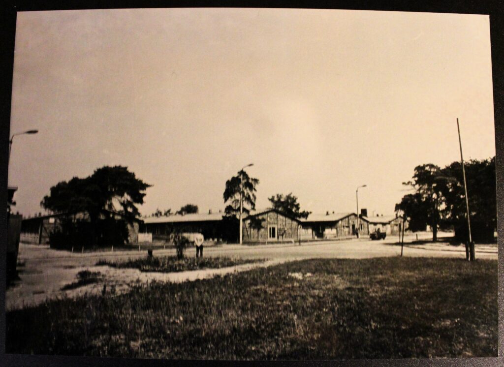Baraques des gardes du Stalag III-B Fürstenberg (Oder). Photographie ancienne en noir et blanc, virage sépia, tirage argentique (collection privée, avec l'aimable autorisation de monsieur Erich Opitz).