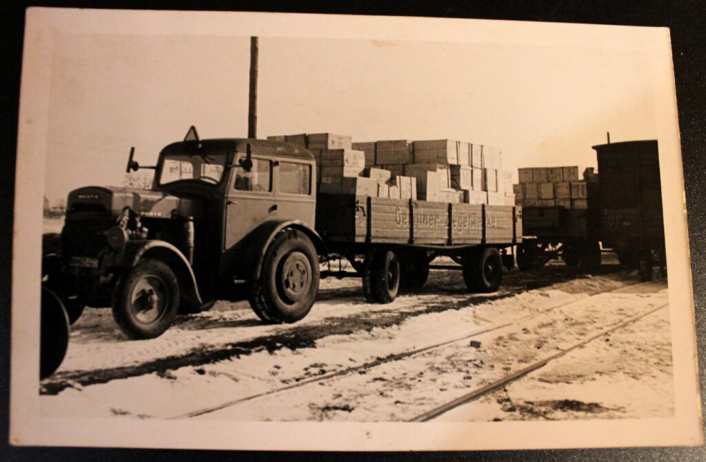 Livraison de colis par la Croix-Rouge au Stalag III-B Fürstenberg (Oder). Photographie ancienne en noir et blanc, virage sépia, tirage argentique (collection privée, avec l'aimable autorisation de monsieur Erich Opitz).