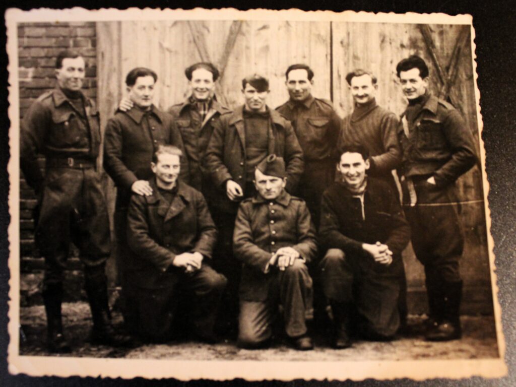 Groupe de prisonniers au Stalag III-B Fürstenberg (Oder). Photographie ancienne en noir et blanc, virage sépia, tirage argentique (collection privée, avec l'aimable autorisation de monsieur Erich Opitz).