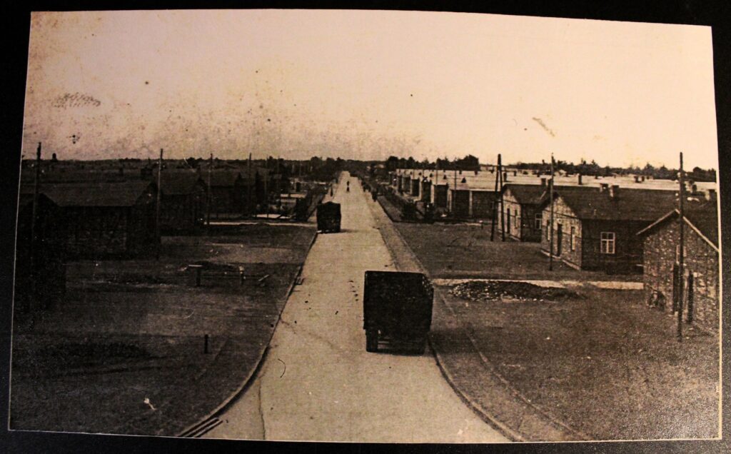 Lagerstraße (route du camp) du Stalag III-B Fürstenberg (Oder). Photographie ancienne en noir et blanc, virage sépia, tirage argentique (collection privée, avec l'aimable autorisation de monsieur Erich Opitz).